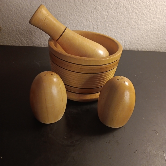 GORGEOUS MCM Danish Style Set of Teak Mortar/Pestle & S/P Shakers.